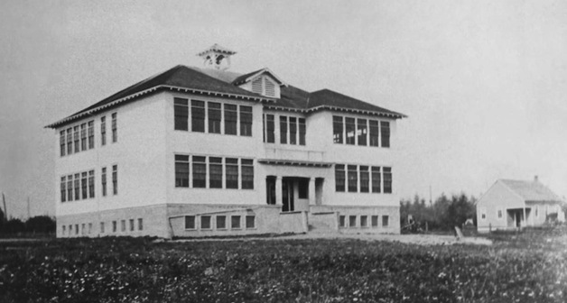 A picture of the original Lakewood school building in 1914.