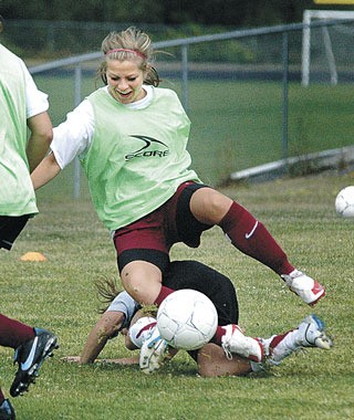 Lakewood’s Kennedy Bonnallie tries to avoid a defender during practice Aug. 26.