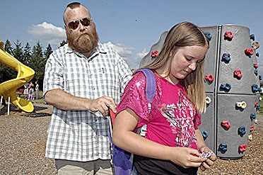 Jason Lee helps his daughter