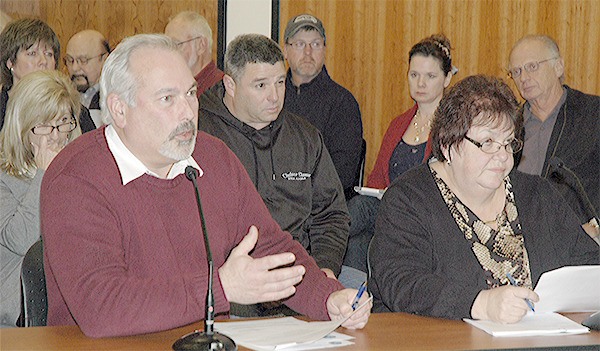 Paul Ellis and Roxanne Guenzler explain the 2015 city budget proposal to the City Council in Arlington.